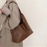 2-teiliges Set: Große Schultertasche aus Leder