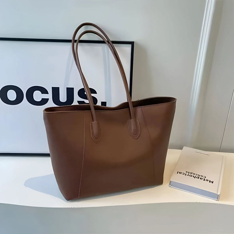 Schultertasche aus Leder mit Ziernähten