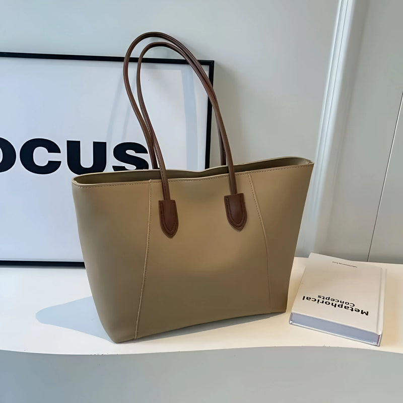 Schultertasche aus Leder mit Ziernähten