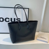 Schultertasche aus Leder mit Ziernähten