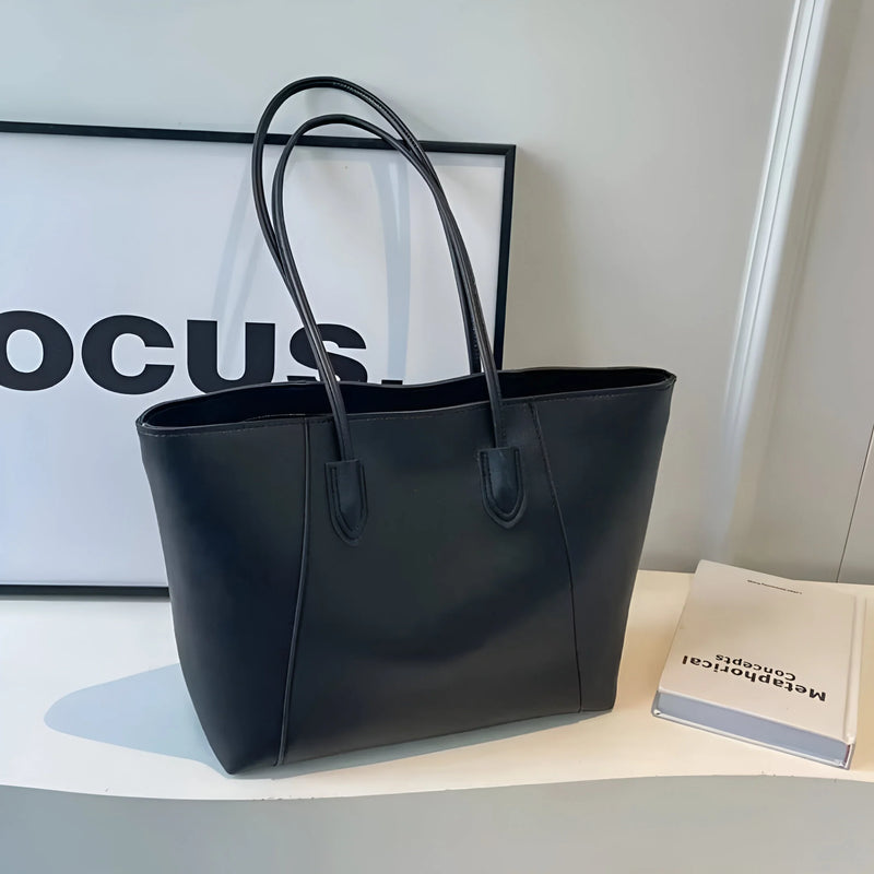 Schultertasche aus Leder mit Ziernähten