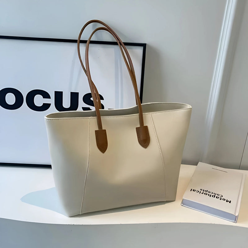 Schultertasche aus Leder mit Ziernähten