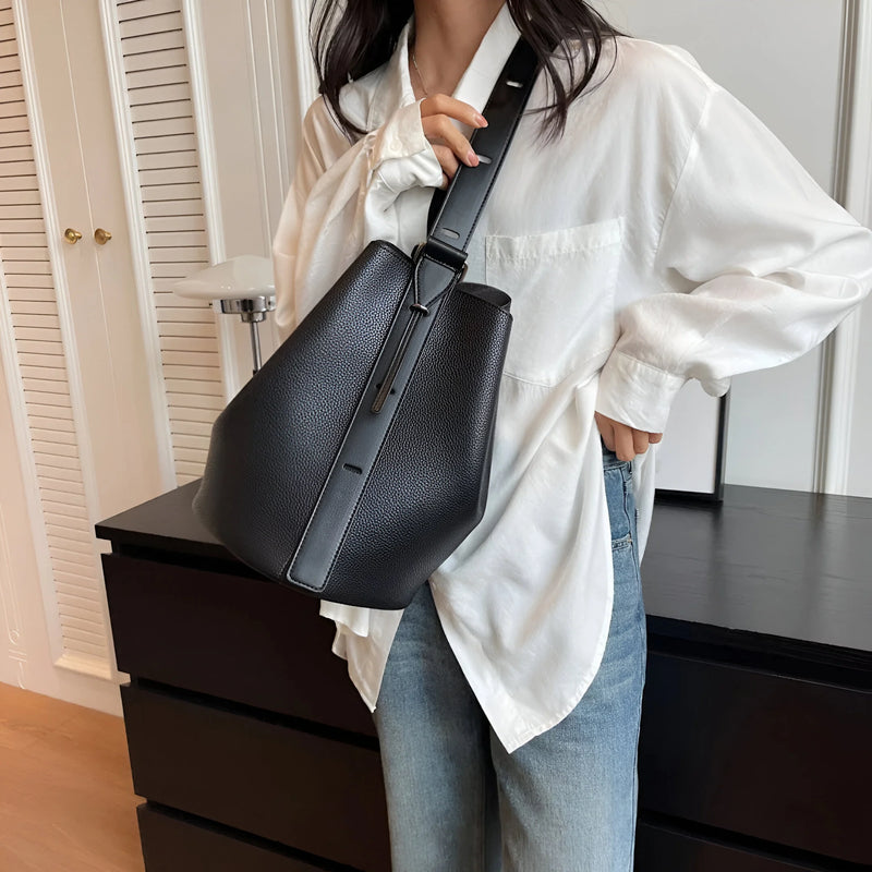 Damen Minimalistische Schultertasche aus Leder