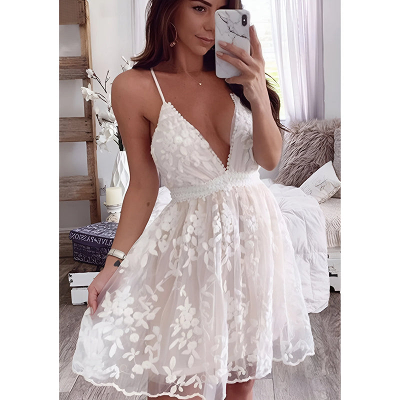 Weißes Spitzen-Minikleid mit Spaghettiträgern