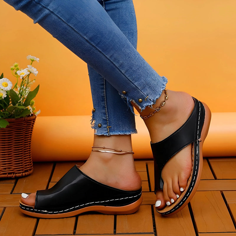 Stilvolle und stützende Keilsandalen