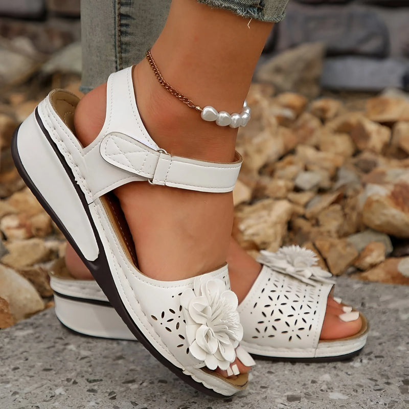 Blumeninspirierte Sandalen mit mittelhohem Absatz