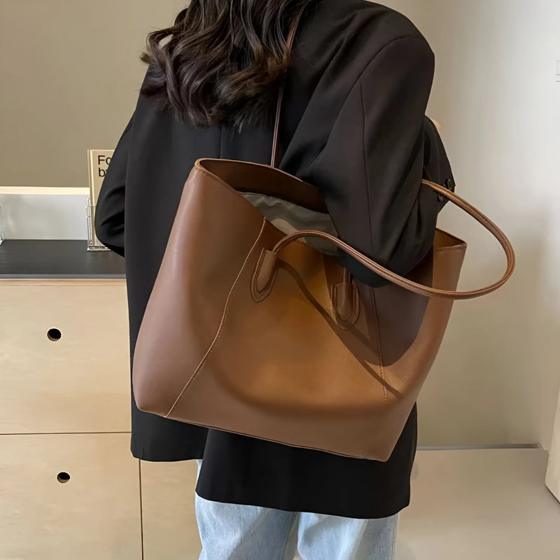 Schultertasche aus Leder mit Ziernähten