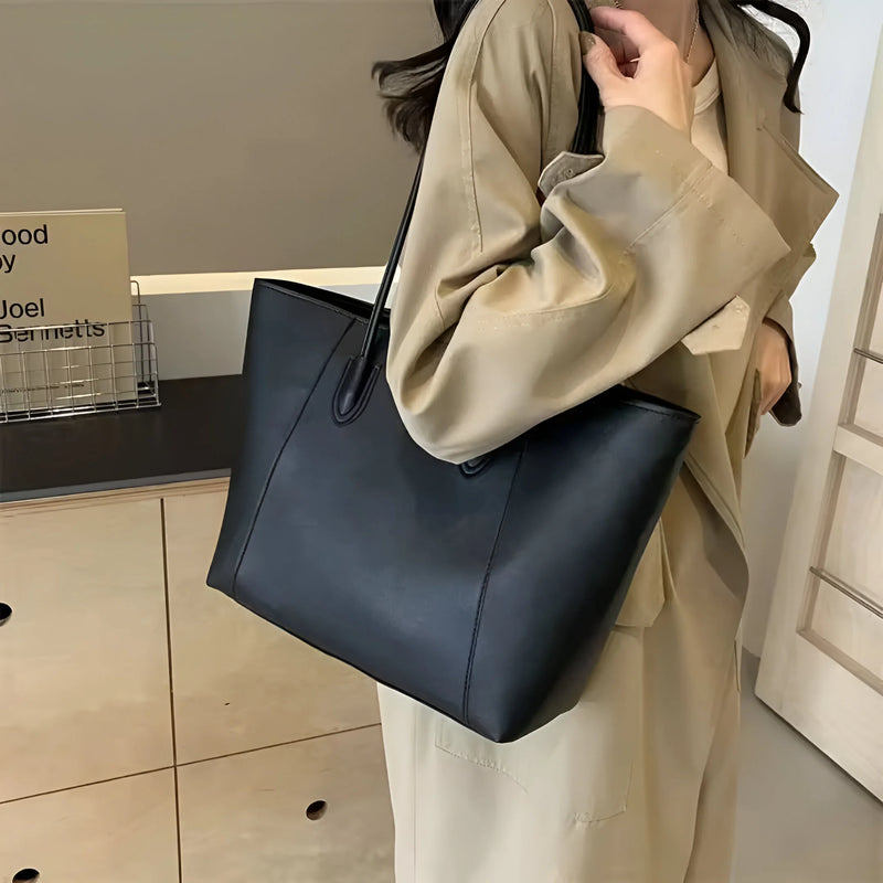 Schultertasche aus Leder mit Ziernähten