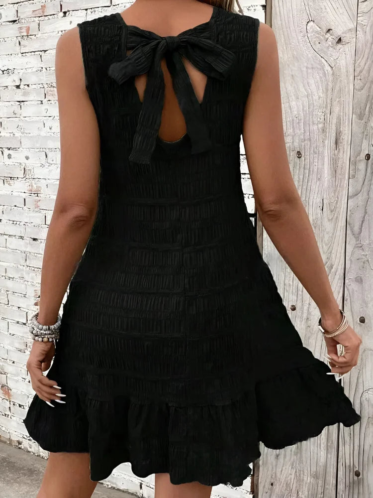 Ärmelloses Minikleid mit fließendem Schnitt und Volantsaum