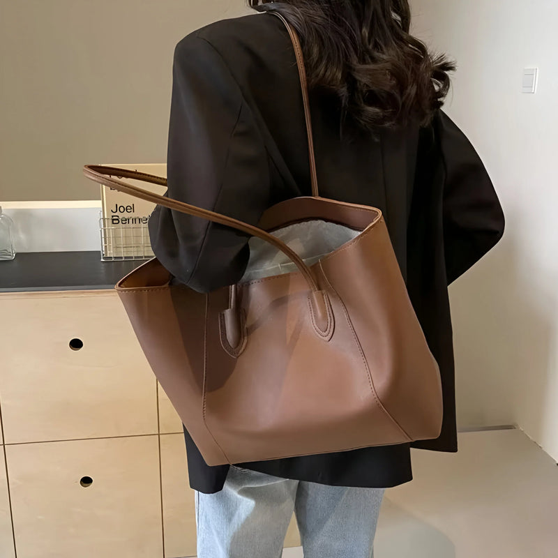 Schultertasche aus Leder mit Ziernähten