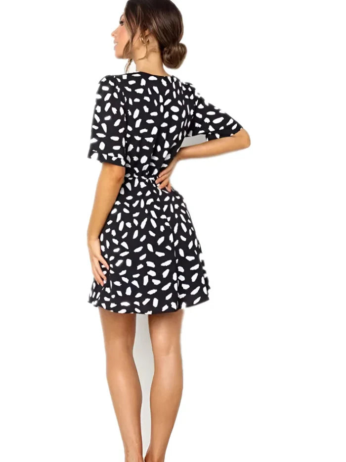 Weißes Minikleid mit Polka-Dot-Muster, V-Ausschnitt und Wickel-Design