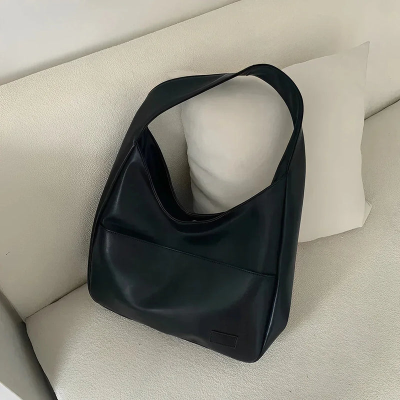 Stilvolle Schultertasche aus veganem Leder