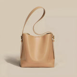 Moderne Schultertasche im Bucket-Stil mit Knopfverschluss