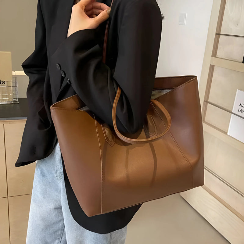 Schultertasche aus Leder mit Ziernähten