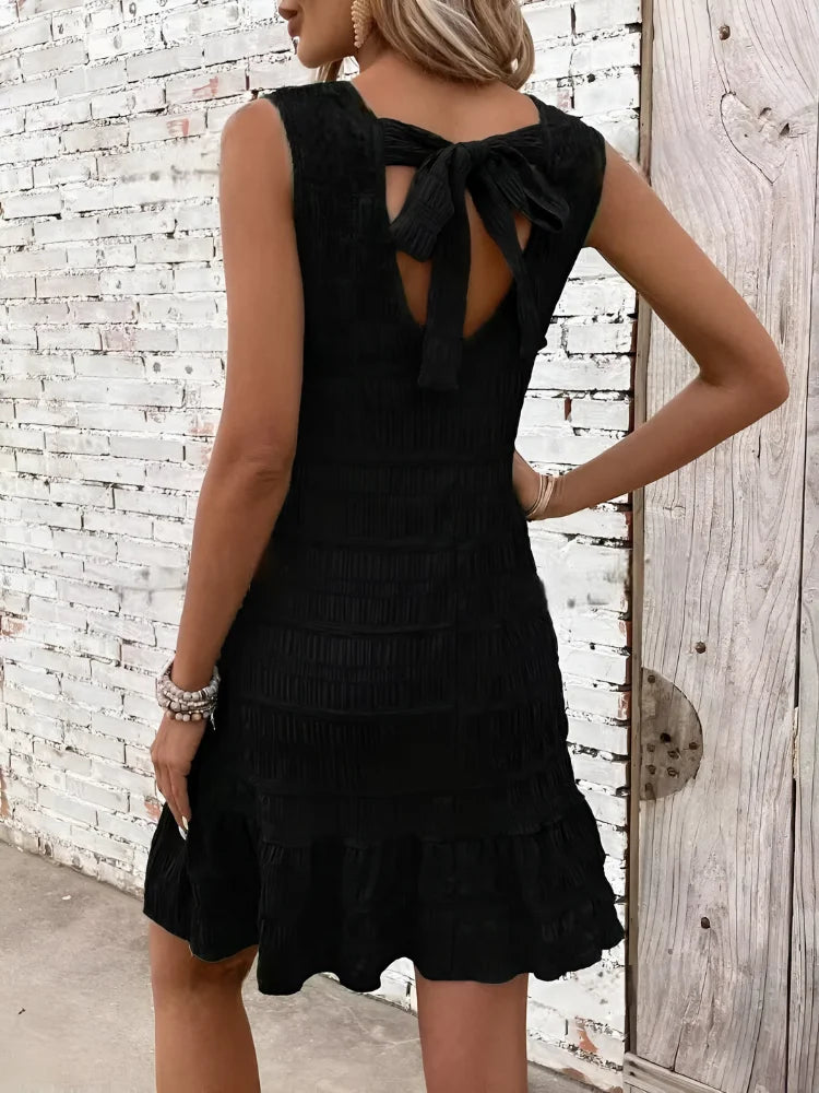 Ärmelloses Minikleid mit fließendem Schnitt und Volantsaum