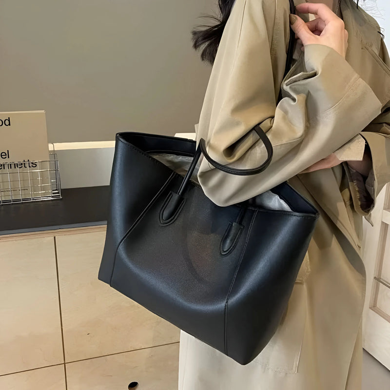Schultertasche aus Leder mit Ziernähten