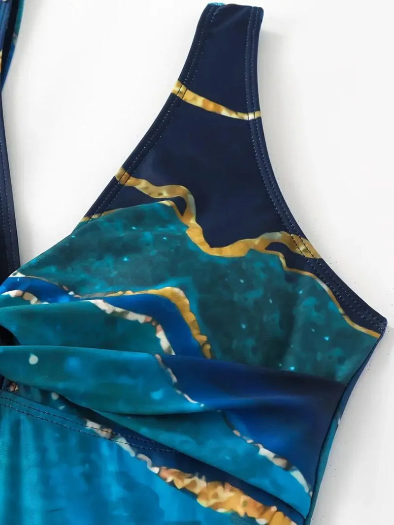 Zweiteiliges Bikini-Set mit tropischem Print und passendem Sarong