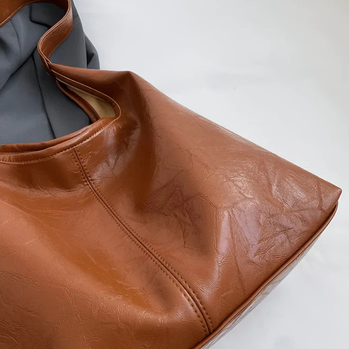 2-teiliges Set: Große Schultertasche aus Leder