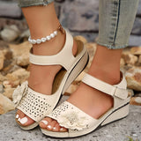 Blumeninspirierte Sandalen mit mittelhohem Absatz