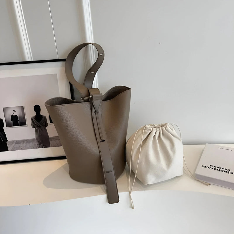 Damen Minimalistische Schultertasche aus Leder