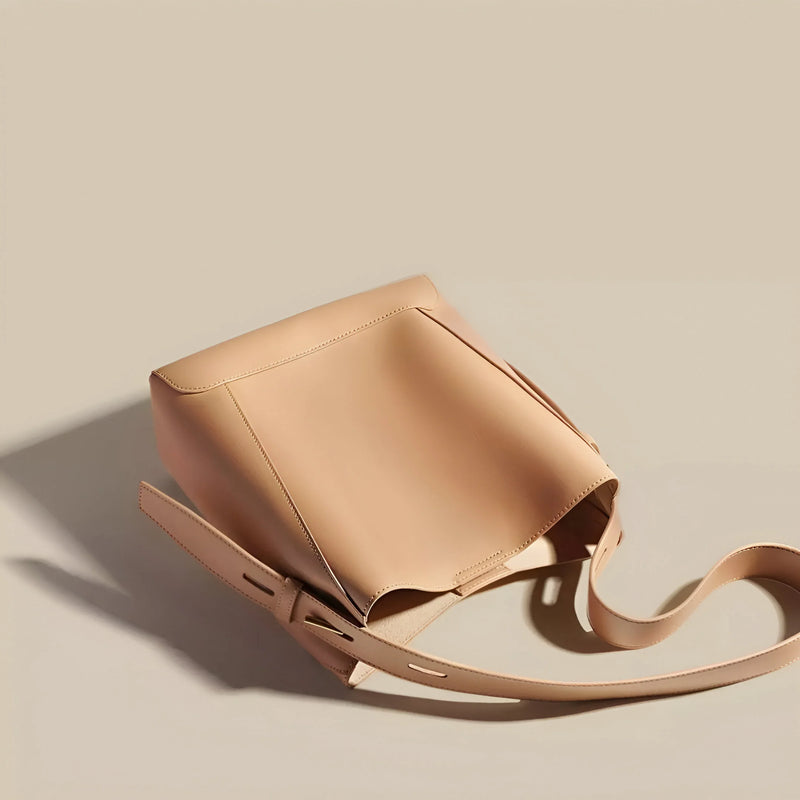Moderne Schultertasche im Bucket-Stil mit Knopfverschluss