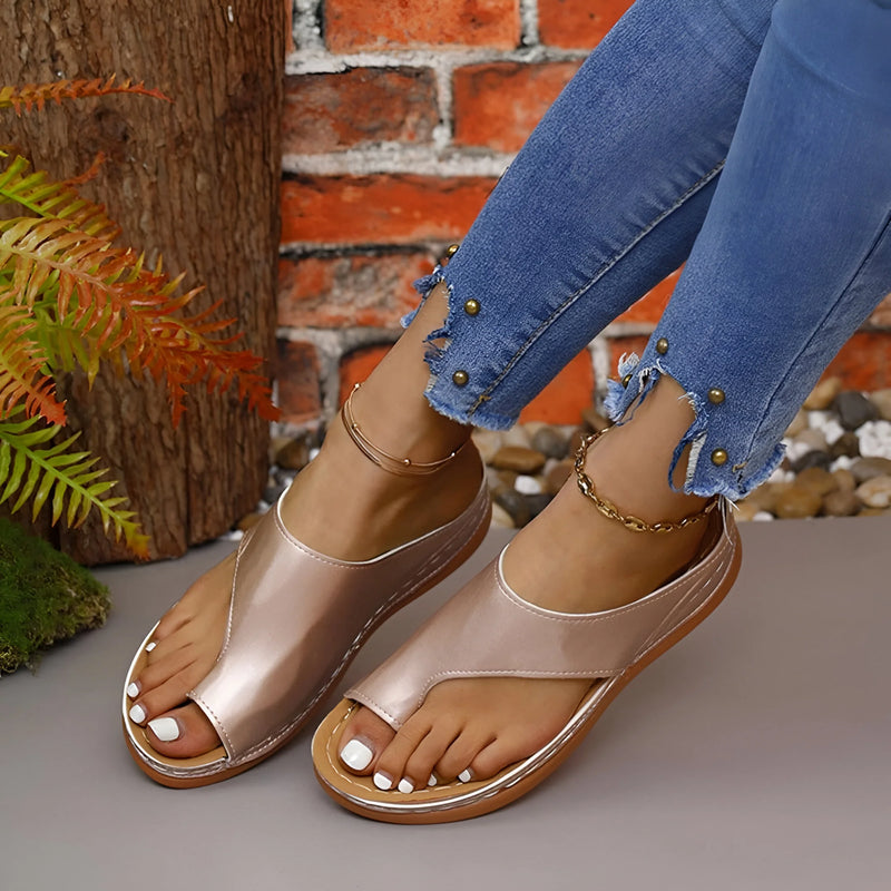 Stilvolle und stützende Keilsandalen