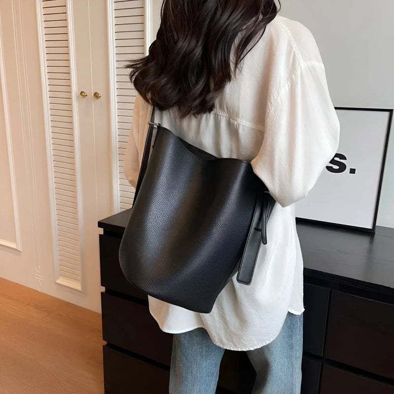 Damen Minimalistische Schultertasche aus Leder