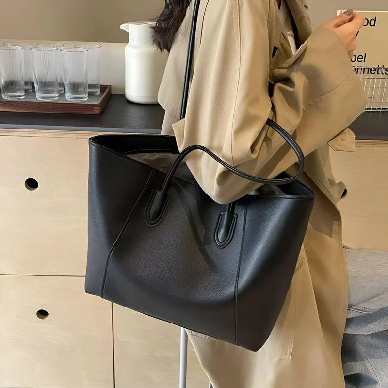 Schultertasche aus Leder mit Ziernähten