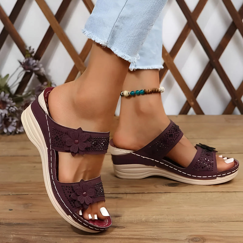 Damen Blumige Keil-Ledersandalen