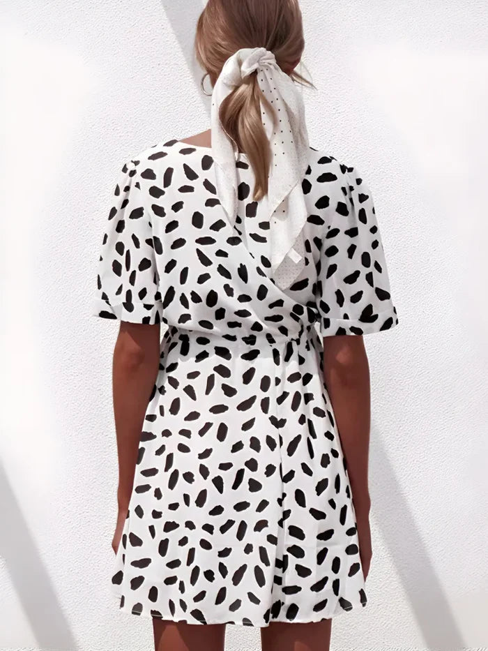 Weißes Minikleid mit Polka-Dot-Muster, V-Ausschnitt und Wickel-Design