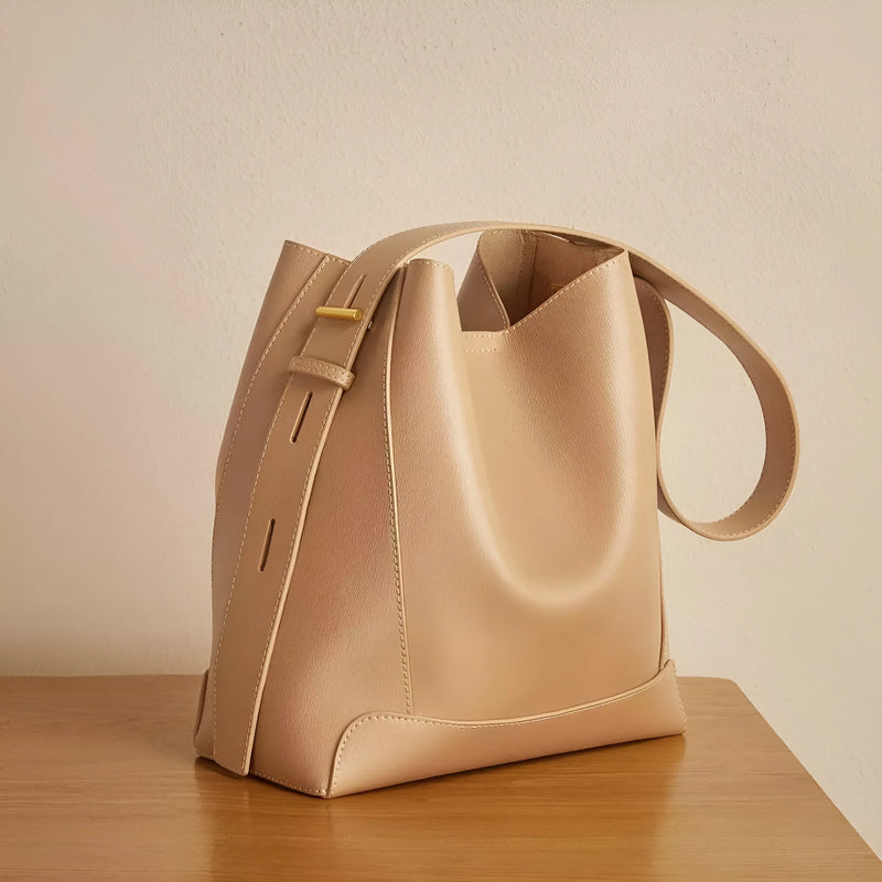 Moderne Schultertasche im Bucket-Stil mit Knopfverschluss