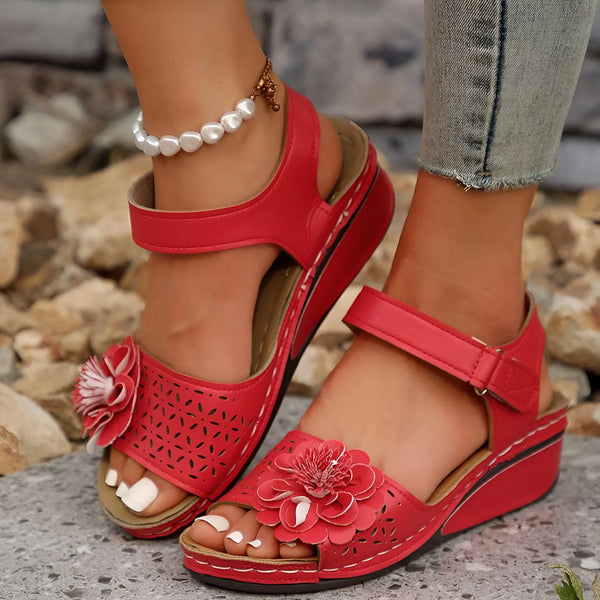 Blumeninspirierte Sandalen mit mittelhohem Absatz