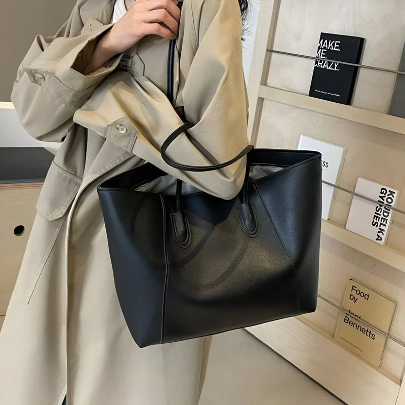 Schultertasche aus Leder mit Ziernähten