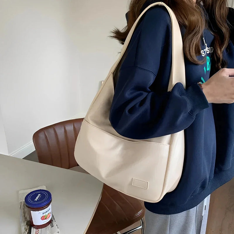 Stilvolle Schultertasche aus veganem Leder
