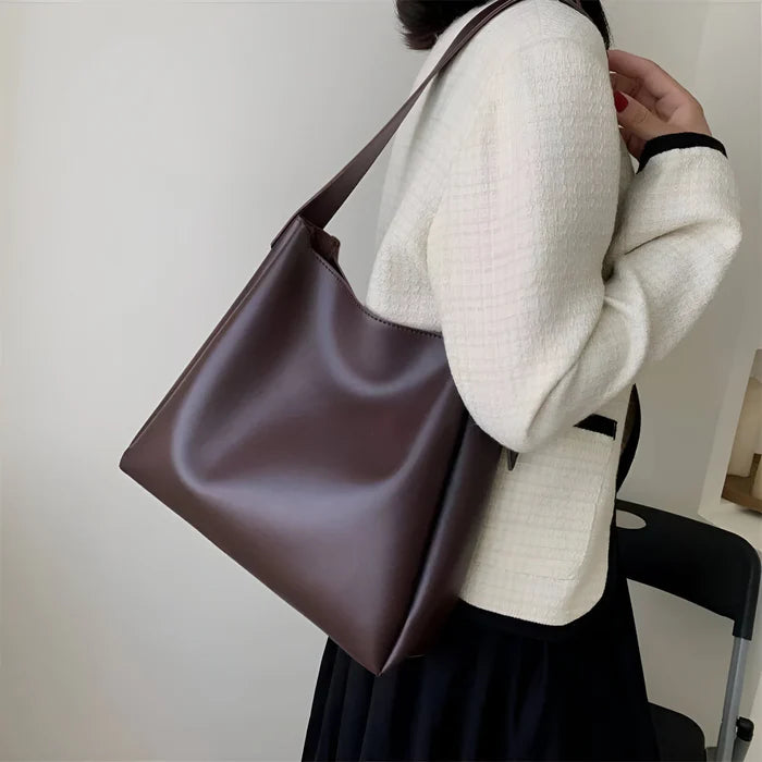 Schulterhandtasche mit großer Kapazität und passender Tasche