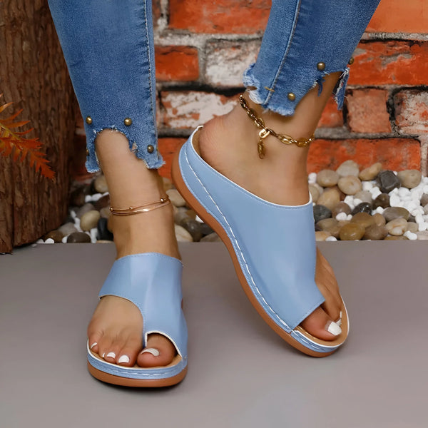 Stilvolle und stützende Keilsandalen