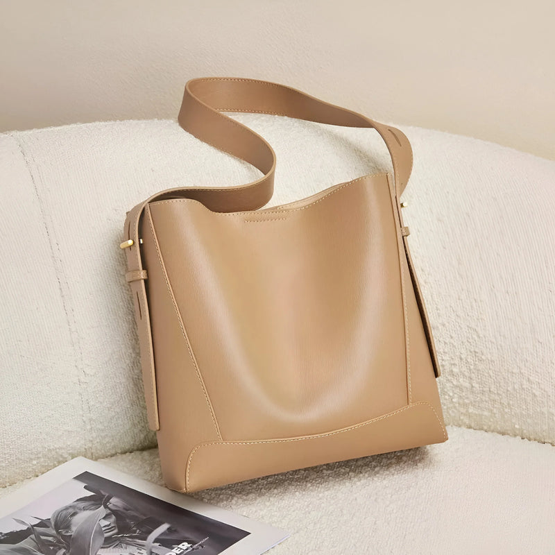 Moderne Schultertasche im Bucket-Stil mit Knopfverschluss