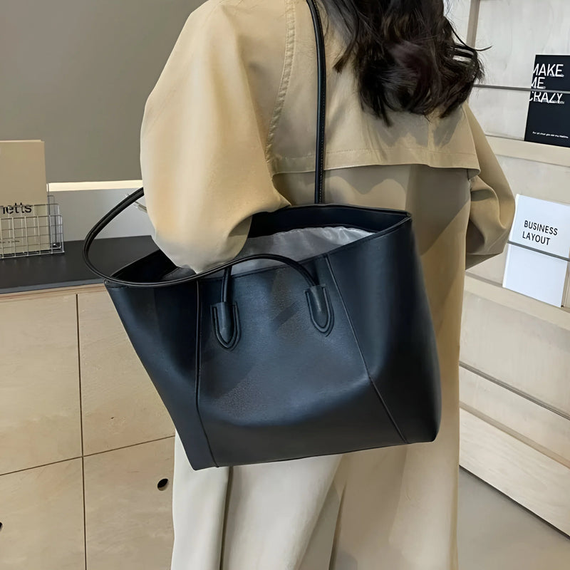 Schultertasche aus Leder mit Ziernähten