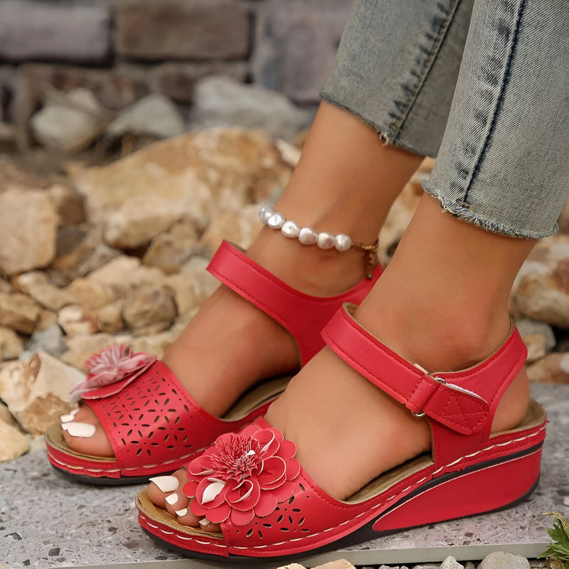 Blumeninspirierte Sandalen mit mittelhohem Absatz