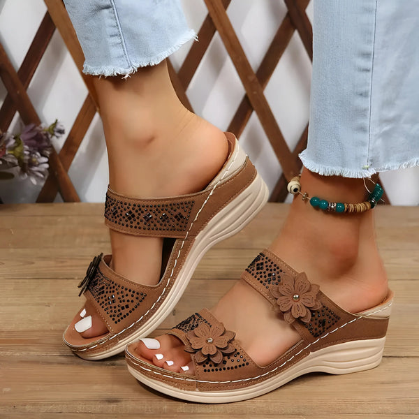 Damen Blumige Keil-Ledersandalen