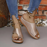 Stilvolle und stützende Keilsandalen