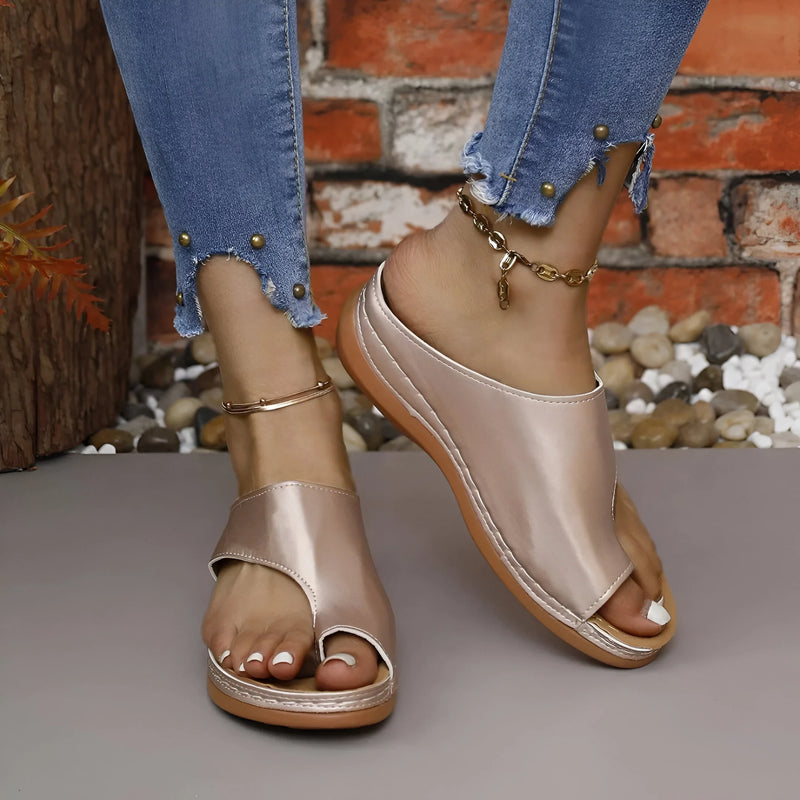 Stilvolle und stützende Keilsandalen