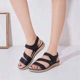 Keilsandalen mit verstellbarem Riemen und Fußgewölbeunterstützung