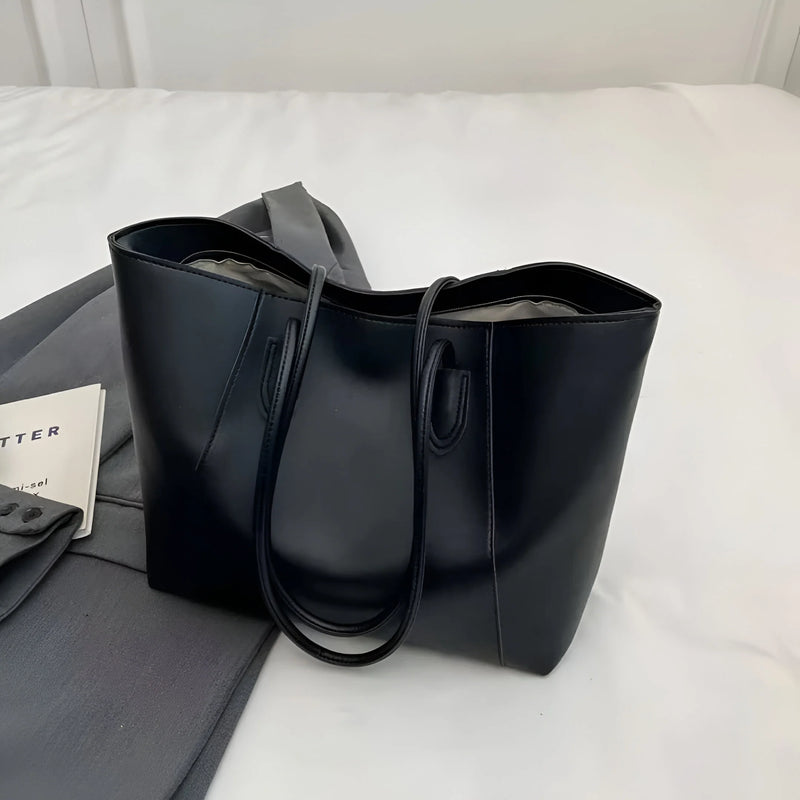 Schultertasche aus Leder mit Ziernähten