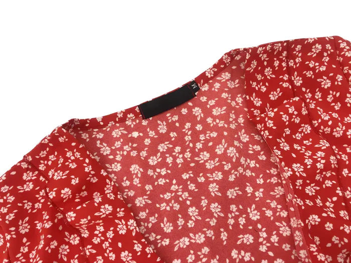 Blumen-Minikleid mit Rüschen und V-Ausschnitt