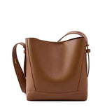 Moderne Schultertasche im Bucket-Stil mit Knopfverschluss