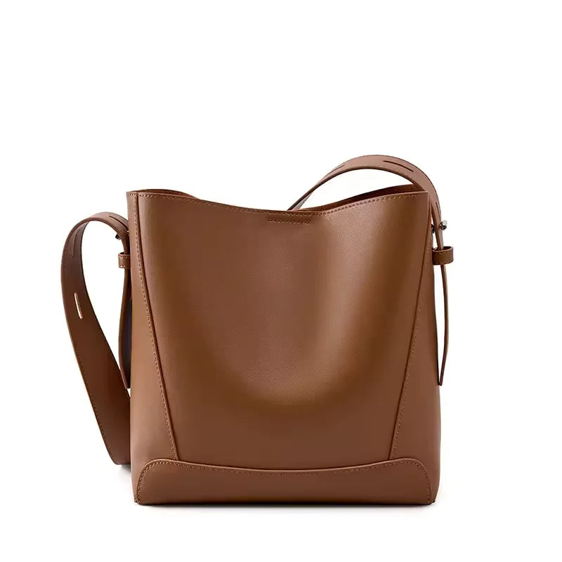 Moderne Schultertasche im Bucket-Stil mit Knopfverschluss