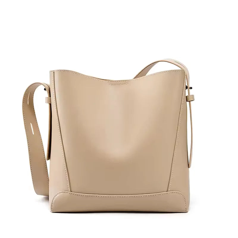 Moderne Schultertasche im Bucket-Stil mit Knopfverschluss