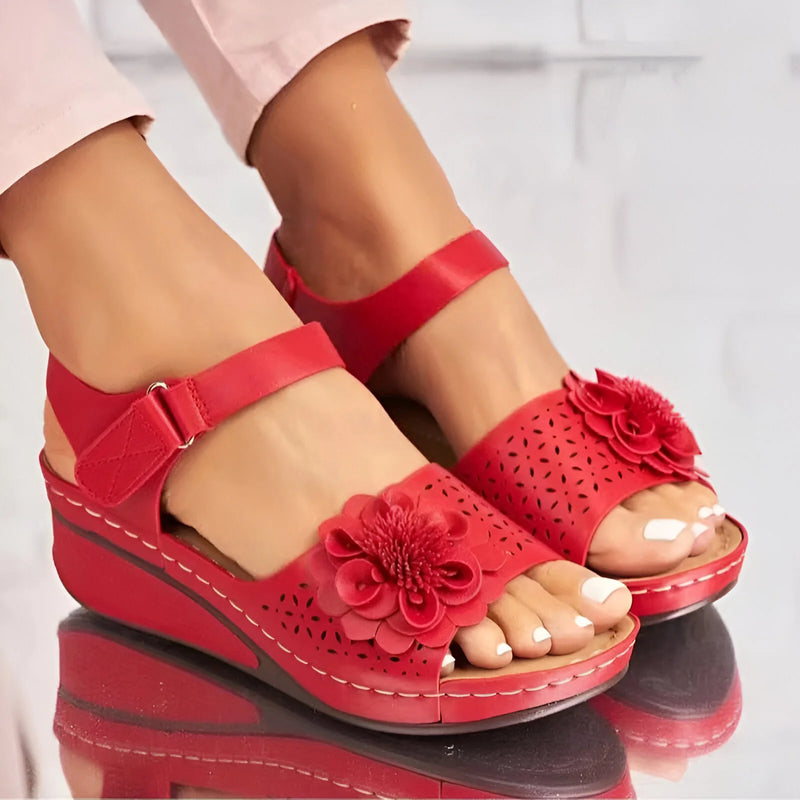 Blumeninspirierte Sandalen mit mittelhohem Absatz