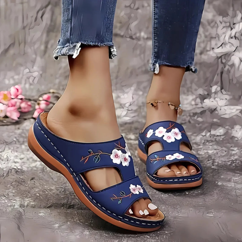 Bequeme Blumen-Wedge-Sandalen